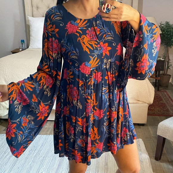 Umgee Dresses & Skirts - Umgee blue floral key hole flowy sleeves dress L